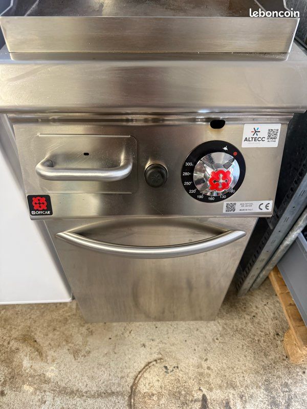 Plancha professionnelle gaz OFFCAR 70FTG40L sur meuble inox (image 2)
