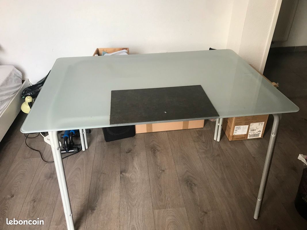 Bureau, plaque de verre sur armature en métal (image 1)