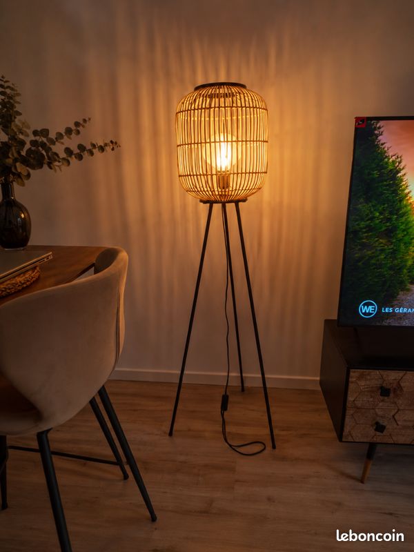 Lampadaire en bambou Lampadaire bambou Maison du Monde Achet  100 vendu  50 toujours en vente  maison du monde - Matire : Bambou - Couleur : Bois  naturel - tat : Neuf H 1m45 diamtre 40 cm - Dcoration
