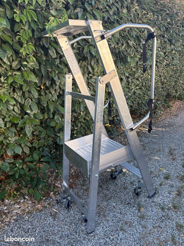 Escabeau pliable sur roulettes pour mise en rayon (image 2)