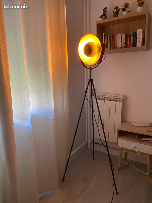 Lampadaire trépied industriel / projecteur – lumière chaude – 1m62 (image 1)