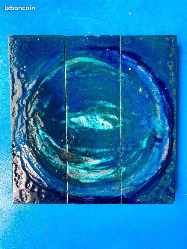 Panneau mural céramique émaillée artisanale - Décor abstrait bleu vintage 70s (image 1)