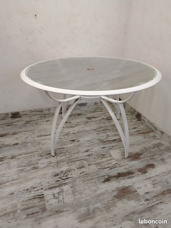 Table ronde, table d’extérieur (image 1)