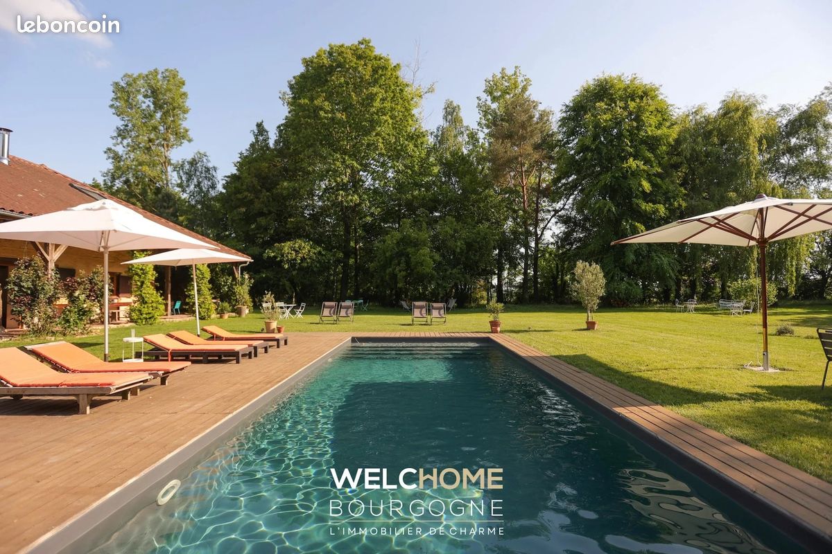 Maison 9 pièces 328 m² · à Montrevel-en-Bresse · 328 m² · 830 000 €