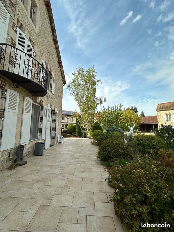 Maison 11 pièces 470 m² · à Jully-sur-Sarce · 470 m² · 440 000 €