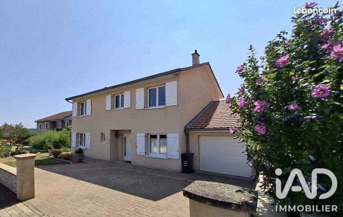 Maison 7 pièces 154 m² · à Saint-Privat-la-Montagne · 154 m² · 345 000 €
