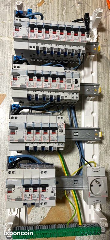 Tableau électrique Legrand 4 rangées pré équipé et câblé neuf (image 9)