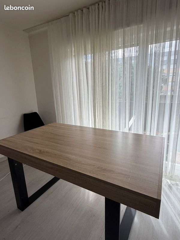 Table a mange (image 1)