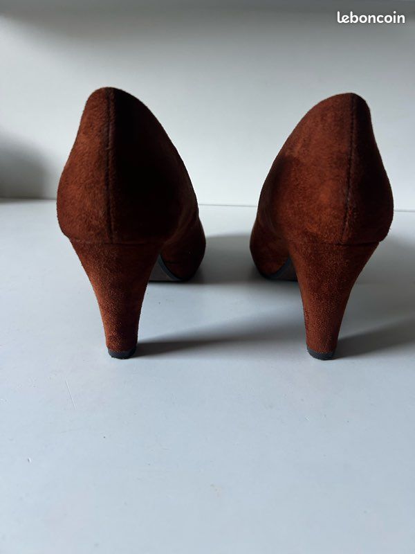 Escarpin à bout pointu pour femmes en cuir marron foncé avec talon 10