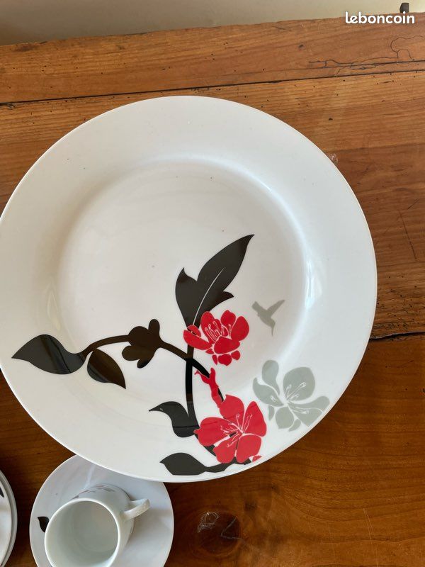 Service à vaisselle, fleurs rouge et noir (image 3)