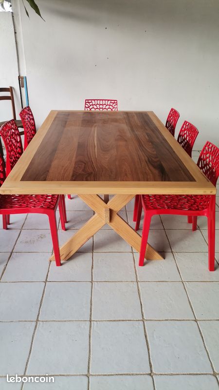Table 8 perdonnes en bois de guyane et 8 vhaises (image 1)