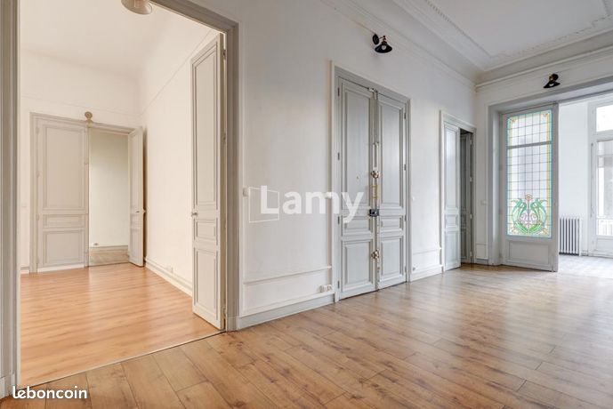 Appartement 7 pièces 260 m² — 2