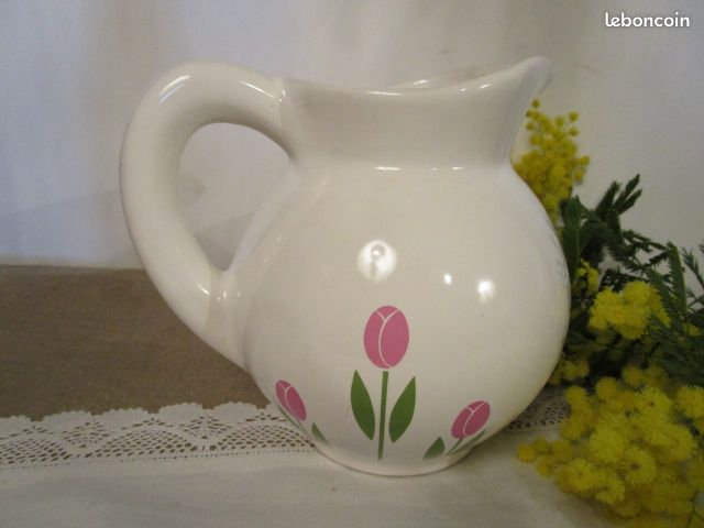 PICHET en FAIENCE ? BLANCHE DECOR TULIPES DES ANNEES 70 (image 3)