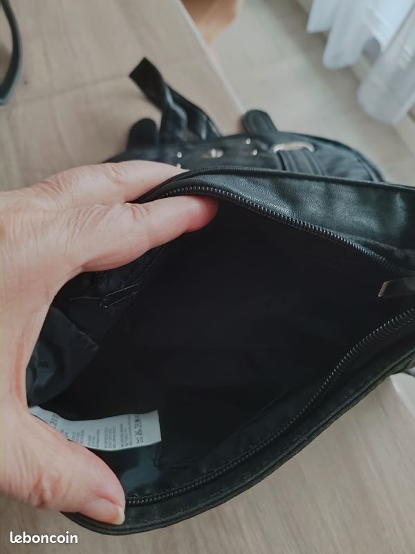6 euros 2 sacs à main en bandoulière couleur noir (image 1)
