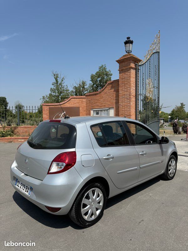 Renault Clio 3 tomtom 1.2i 75ch 28 000 km (image 3)