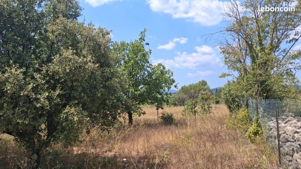 Terrain 1 800 m² Carces · à Carcès · 180 000 €
