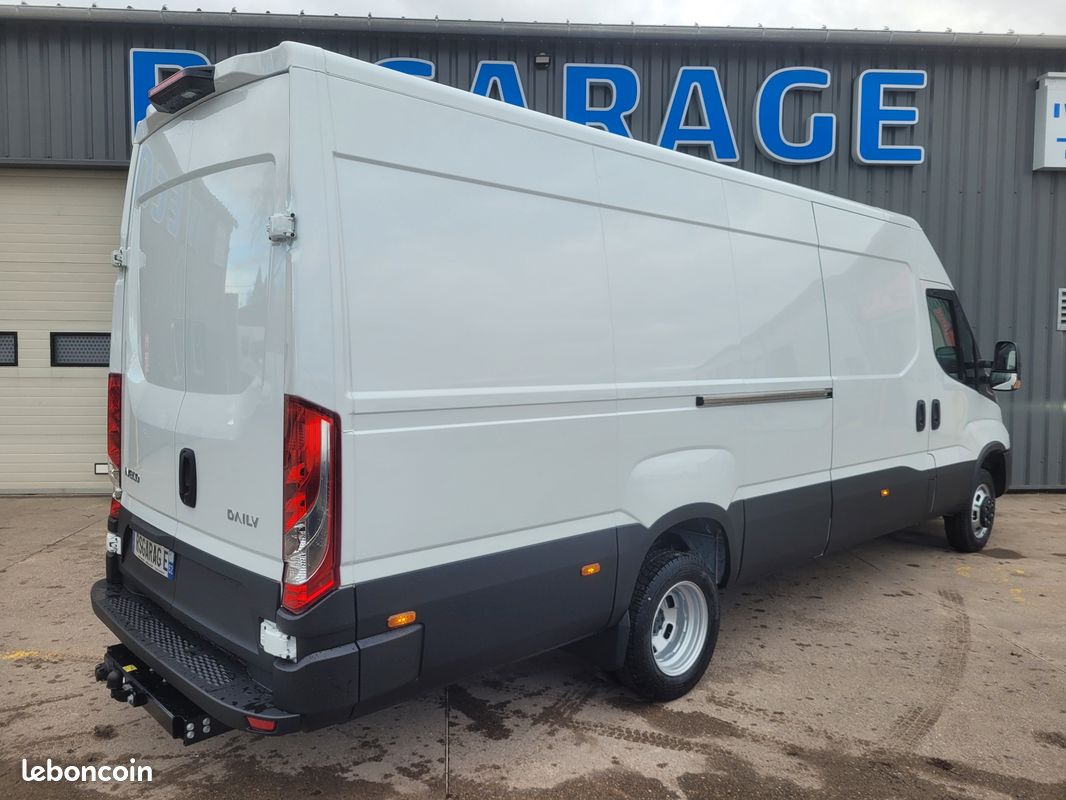 IVECO DAILY 35C21 HA8 V16 FOURGON PACK COMFORT PLUS + PACK STYLE + KEYLESS 03 PLACES comme NEUF avec ATTELAGE / MOTEUR 3 LITRES / CAMÉRA / SUSPENSION RENFORCÉE 07 LAMES ( Prix de Vente 52 990 HT ) (image 7)
