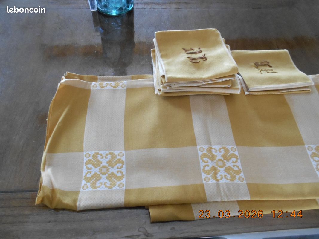 Ancienne nappe damassée frise moutarde monogrammes JP - Le Grenier de