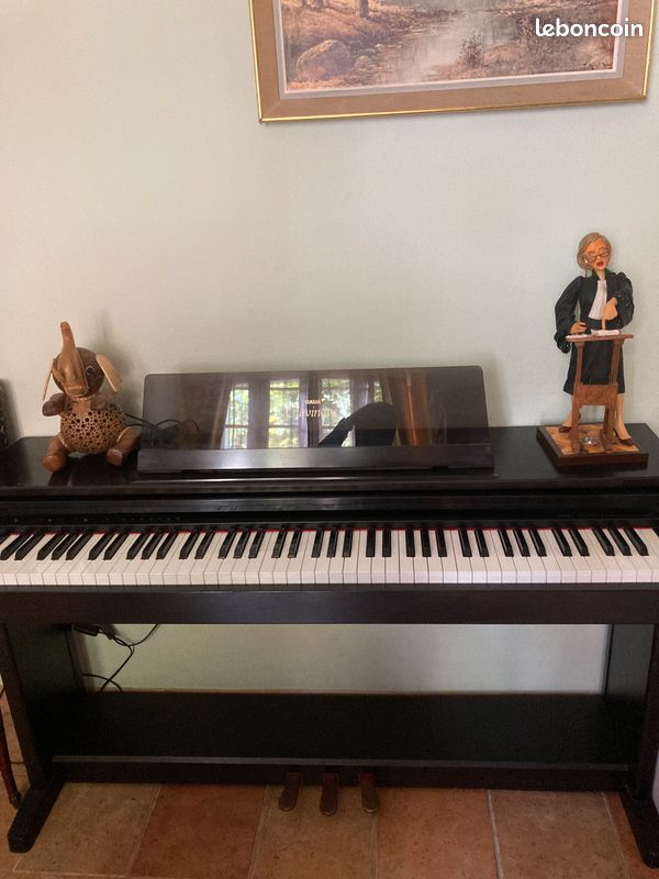 Vend piano électrique YAMAHA Clavinova modèle CLP-570 (années 1990 