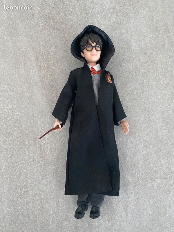 Harry Potter Poupée articulée Mattel de 26 cm en uniforme Gryffondor avec baguette magique (image 2)