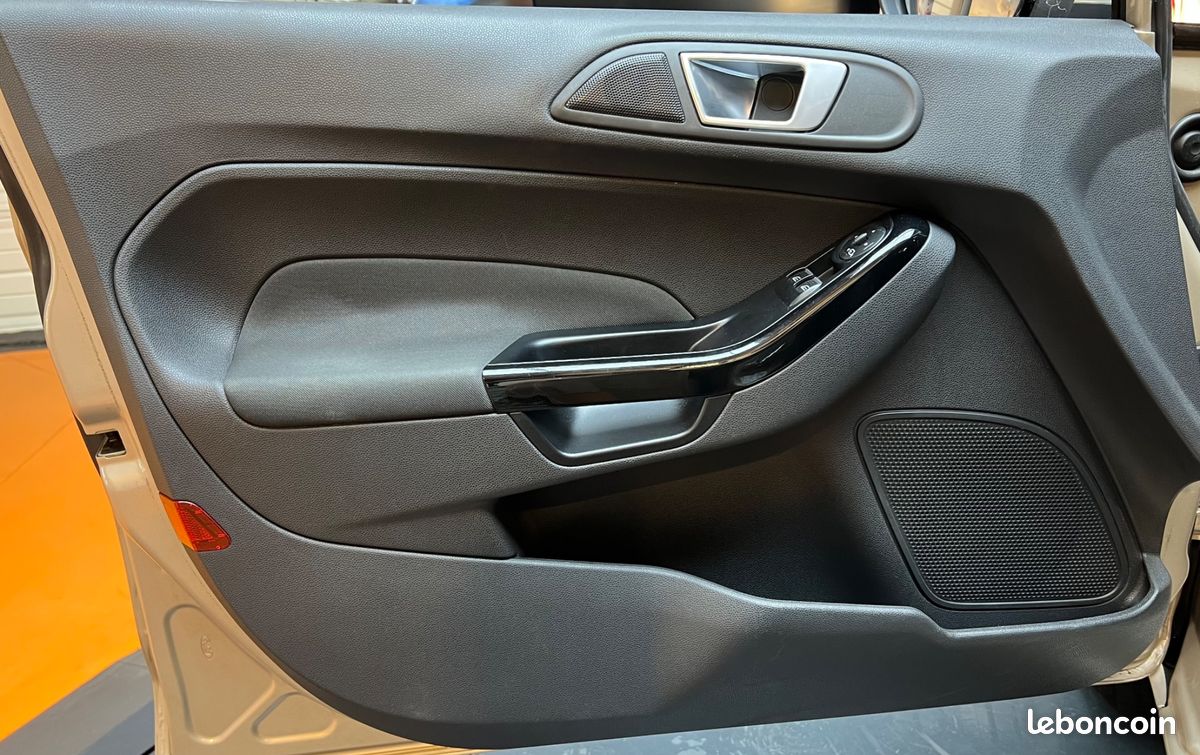 Ford fiesta 1.0 scti 100 titanium - gps - bluetooth - clim auto - suivi entretien - faible kilometrage (image 23)