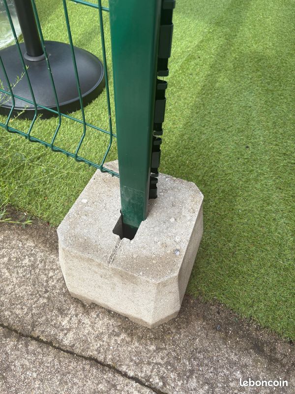 Grillage avec poteaux et plot en beton Bricolage