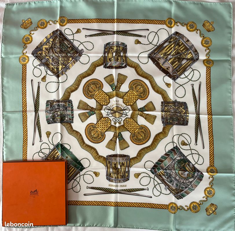Foulard Carré Hermès En Soie Bleue - Neuf Avec Petits Défauts