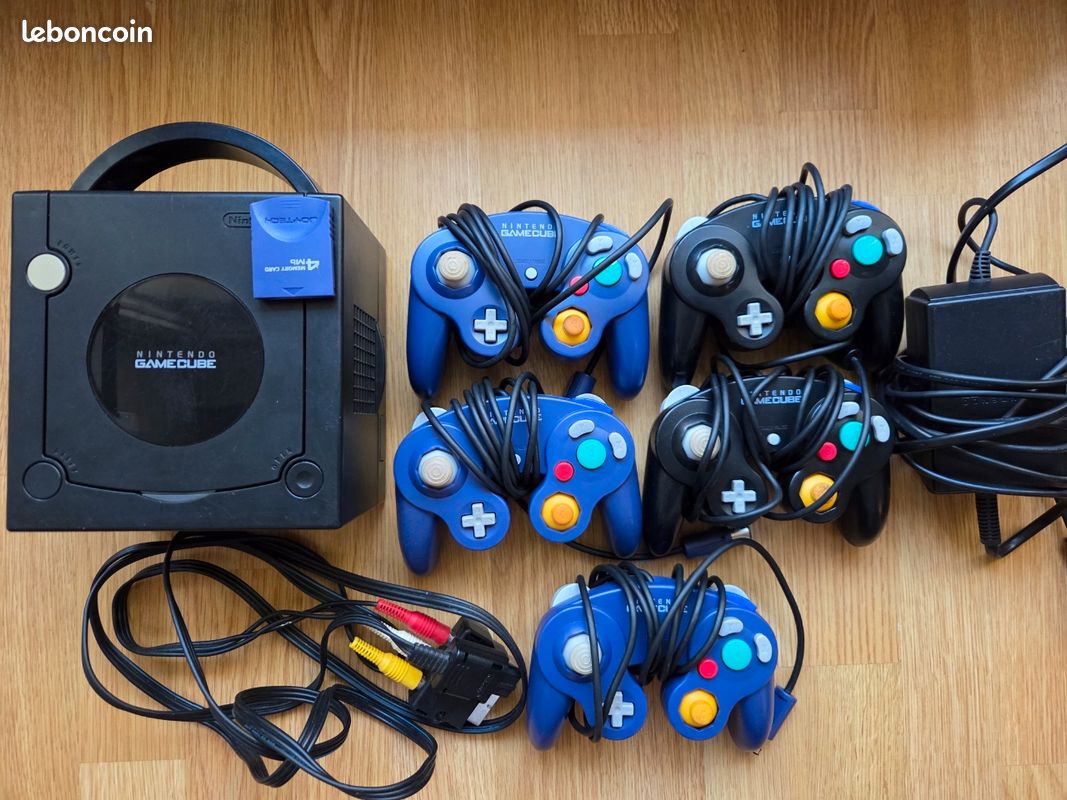 Console Nintendo gamecube avec 5 manettes et carte mémoire Joytech 4MB (image 1)