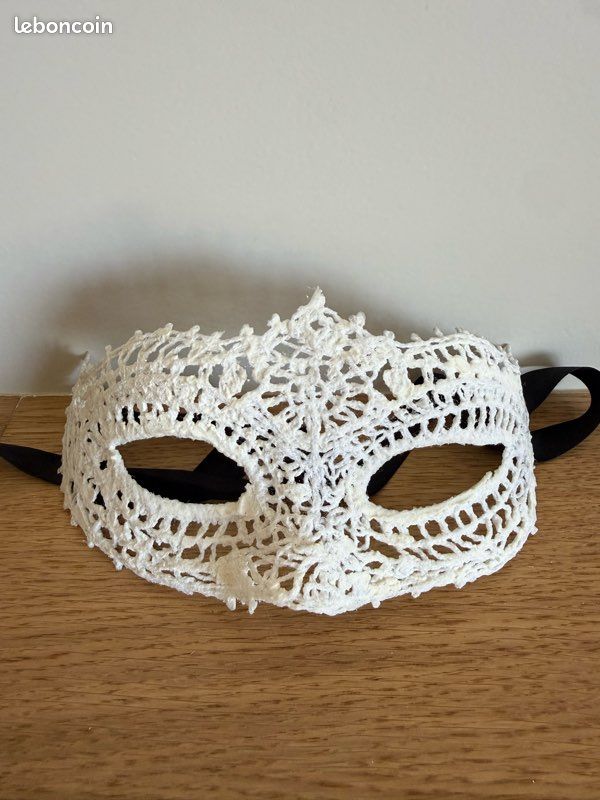 Masque souple vénitien blanc dentelle à paillettes (image 2)