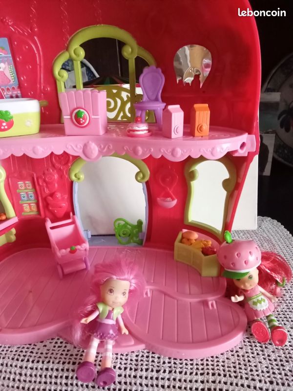 Boutique de charlotte aux fraises avec 3 figurines (image 2)