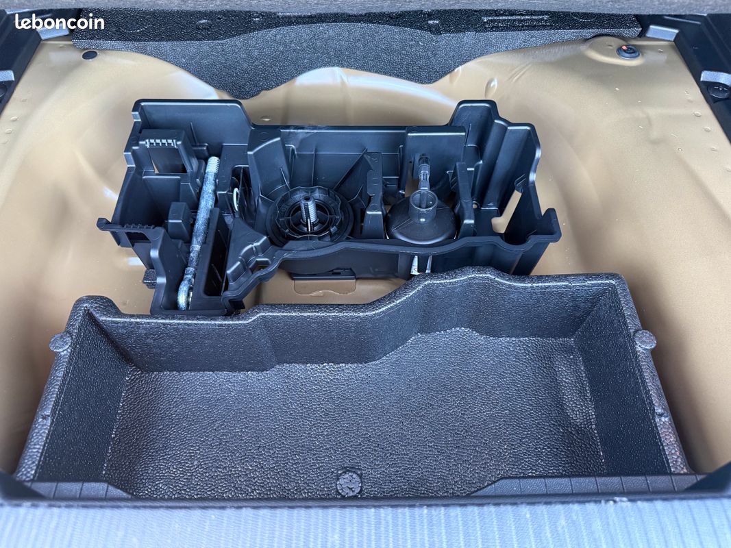 PEUGEOT 2008 Hybrid 145 e-DCS6 Allure + Pack Navigation & Access + Pack Hiver (image 8)