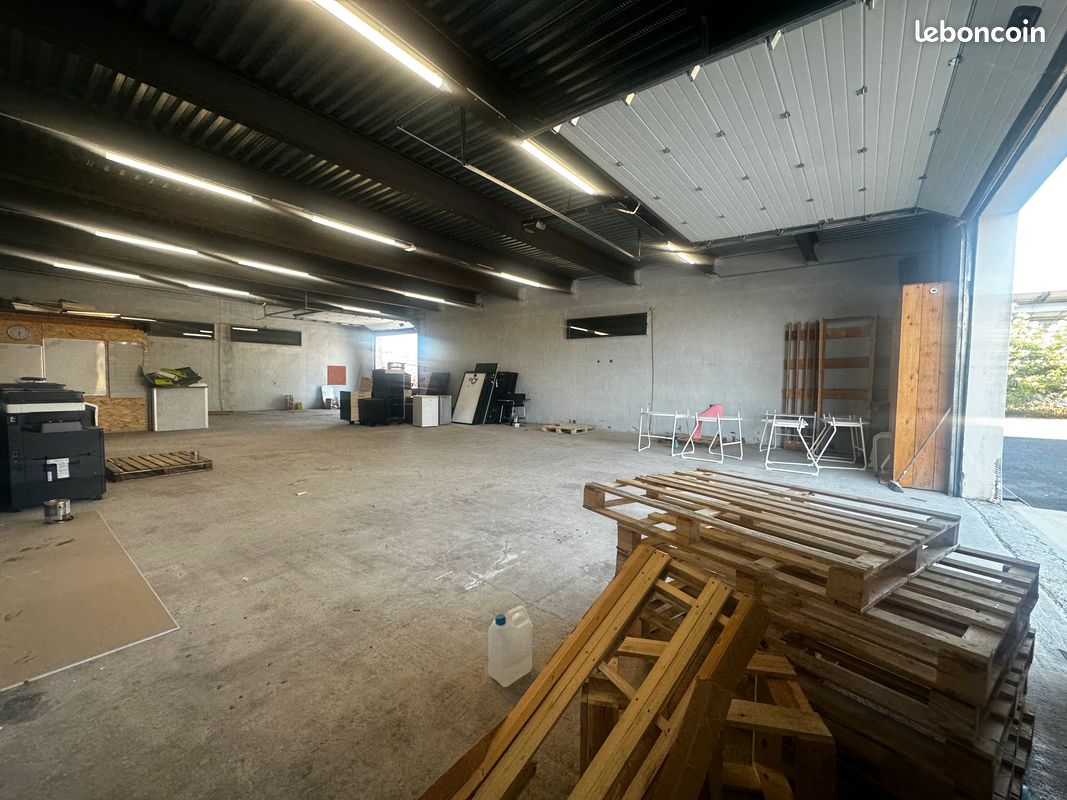 Local commercial 1 pièce 170 m² · à Castries · 170 m² · 1 700 €