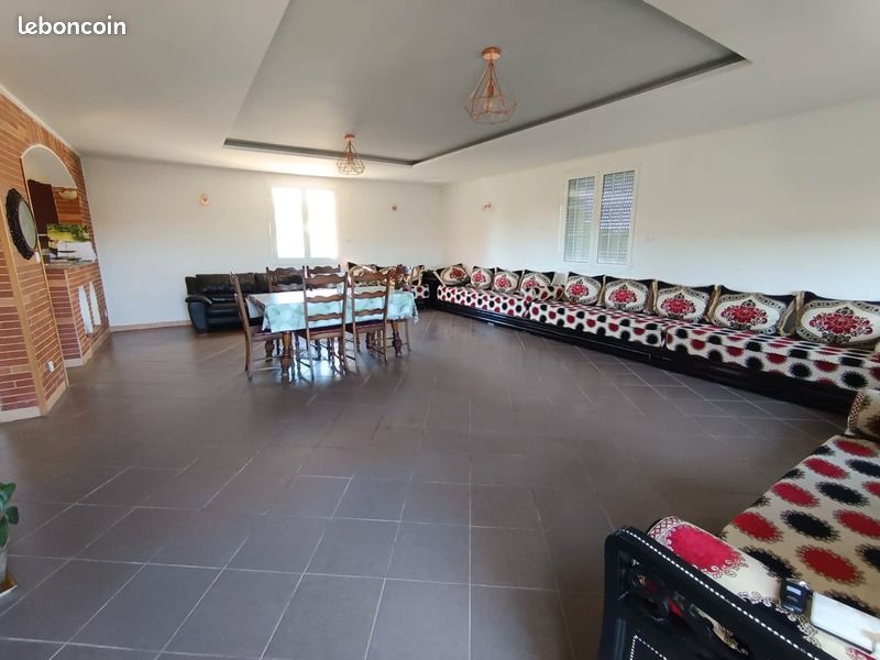 Maison 8 pièces 233 m² · à Feugarolles · 233 m² · 266 000 €