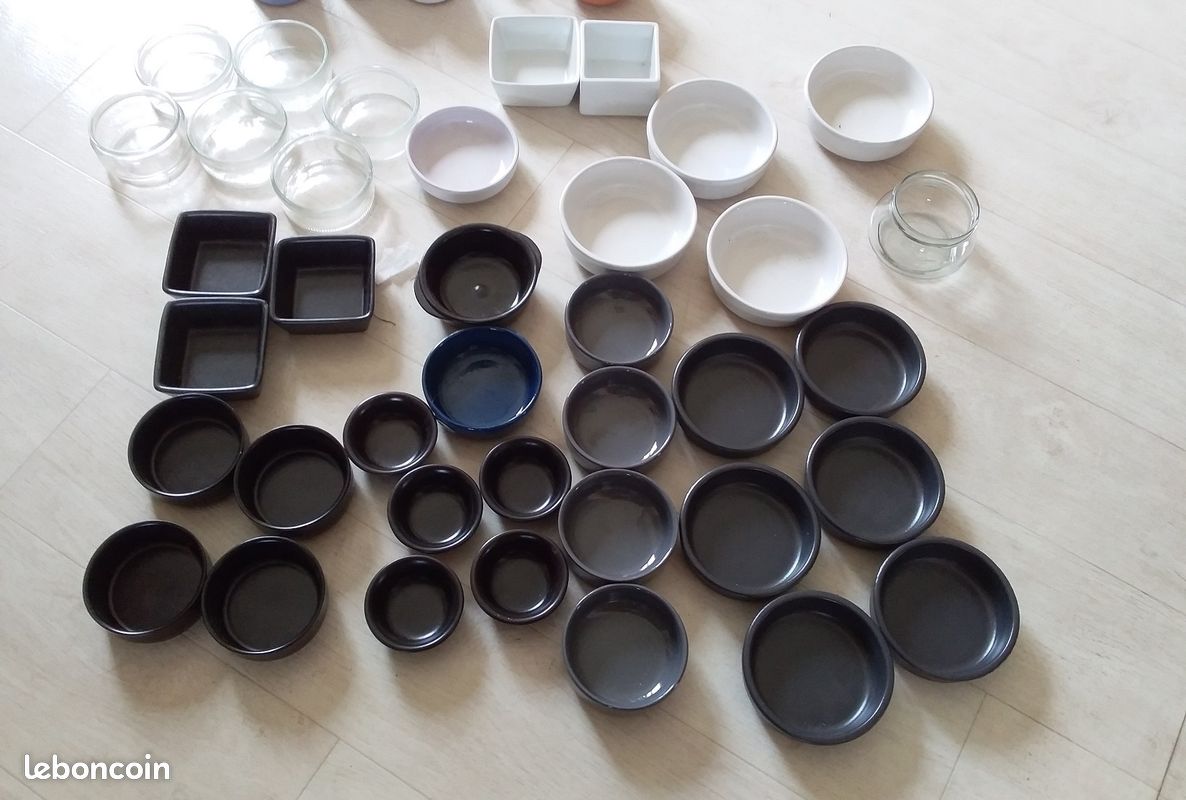 Plats ou ramequins ou petits plats en ceramique, 2 les 5 , ou les petits 0.25cts (image 1)