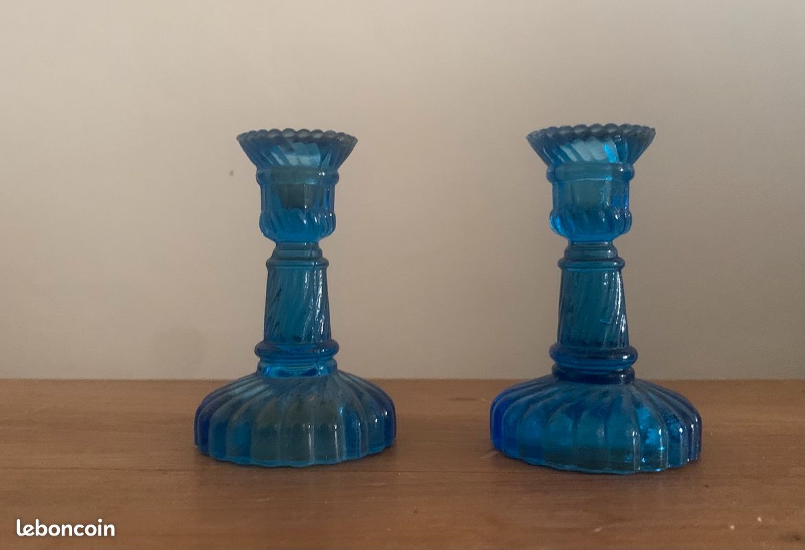 2 petits bougeoirs anciens en verre bleu (image 1)