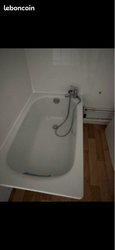 Meuble double vasque neuf baignoire neuve Toilettes occasion 100 le double vasque 130 la baignoire avec le robinet neuf prix négociable, si vous prenez tout et à venir récupérer à domicile (image 2)