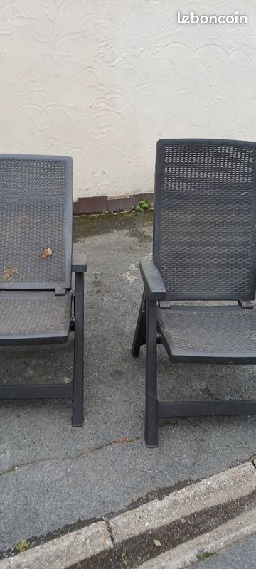 Divers bibelots et chaises tables lustres cages outillage coupe haies étais échelle matériaux tentes étagères lots salons en osier corbeille berceaux evt (image 7)