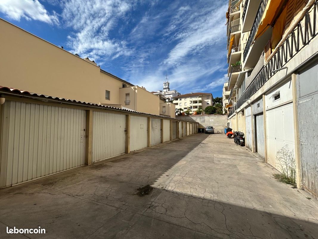 Cannes - Secteur République - En rez-de-chaussée -Garage fermé dans une copropriété sécurisé - accès facile - Stockage · 25 0