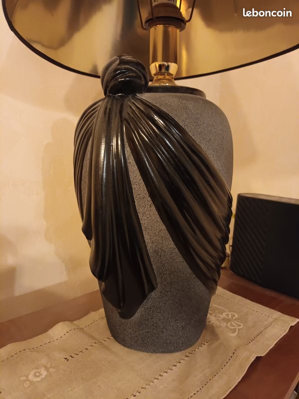Lampe de salon à abat jour noir (image 3)