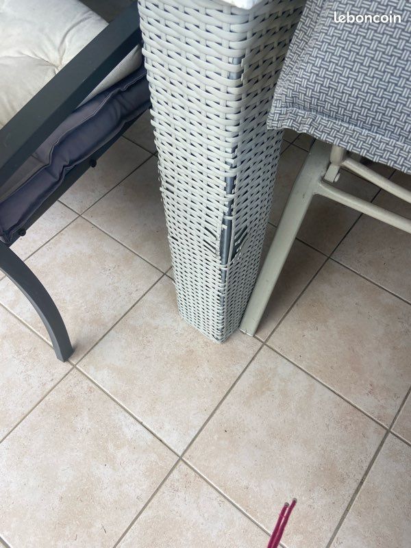 Table en bois et chaises (image 3)