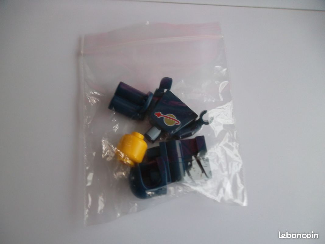Lego space classic Astronaute Dark blue (image 4)