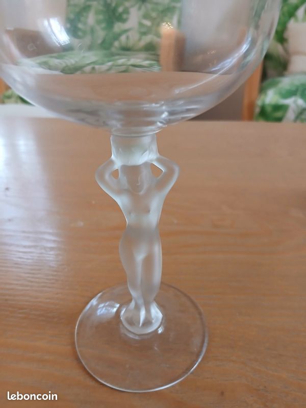 Verre de Vénus ancien en cristal – 18 cm (image 3)