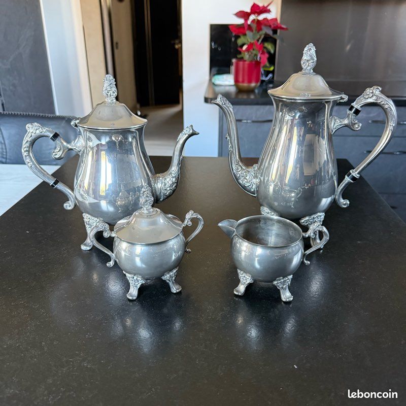 Ensemble de serveur/cafetière de théière sur pieds en métal argenté, théière en argent vintage antique des années 1940, argent, lit petit déjeuner, mariage victorien - France