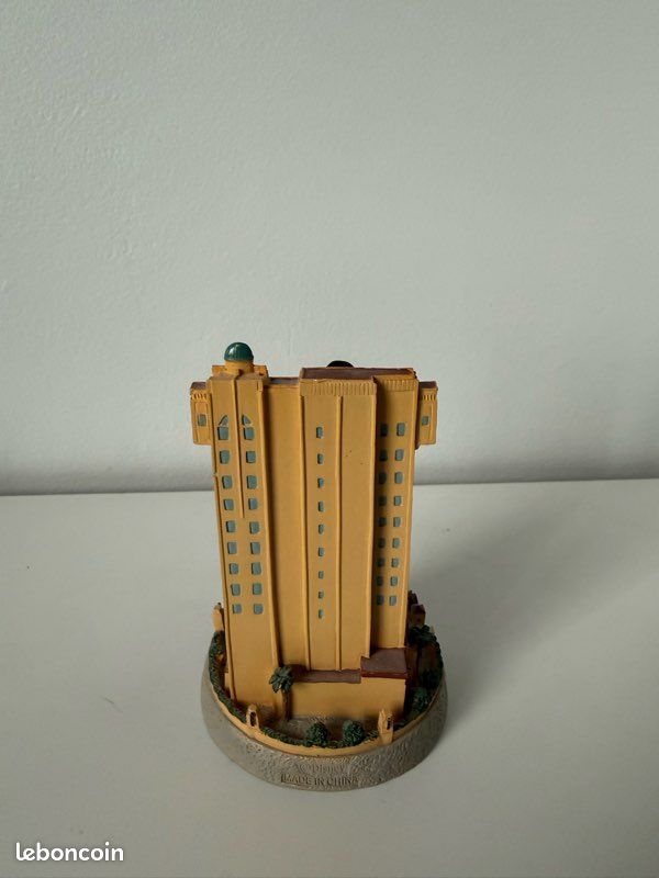 Statue Dingo groom Hollywood Tower Hotel (image 2)