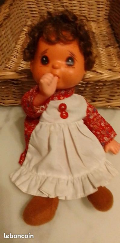 Peluche Kiki fille SEKIGUCHI Monchhichi robe rose à pois couettes 20 cm