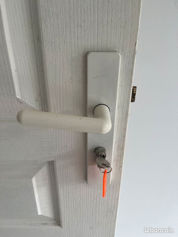 Porte intérieure blanche en bois à clef (image 2)