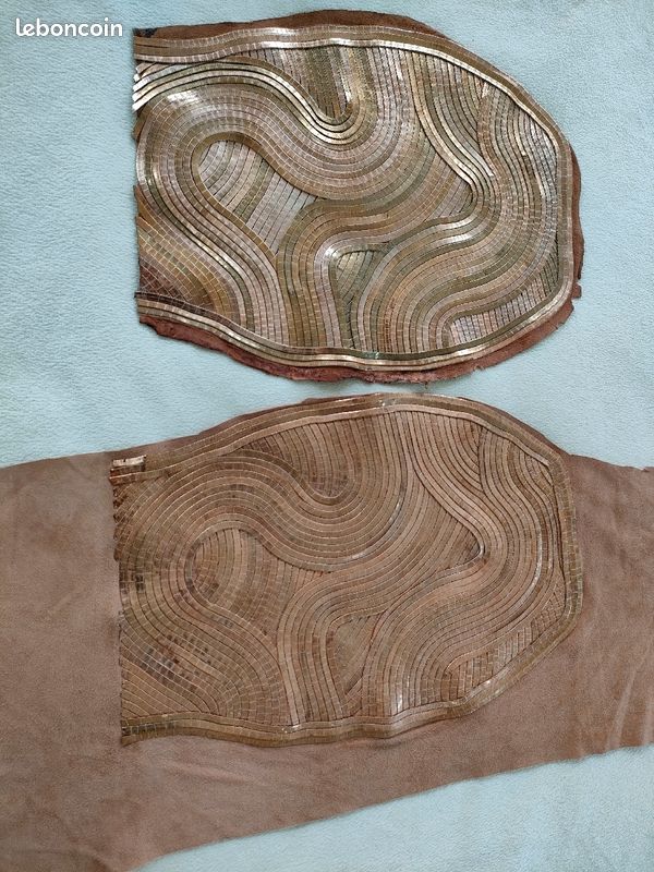 Deux morceaux de cuir brodés (image 1)