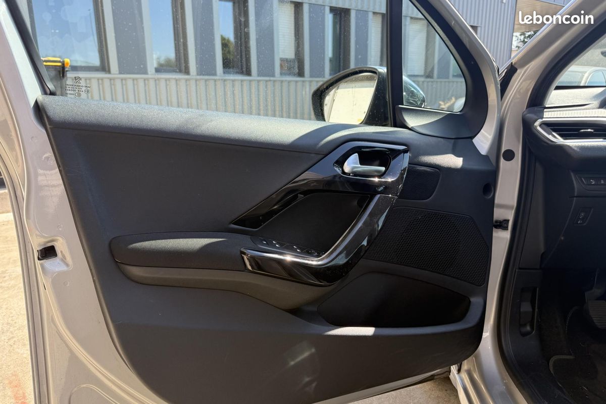 PEUGEOT 208 1.2i - 82 Allure (image 15)