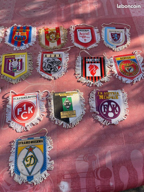 Lot d ancien fanions club de foot