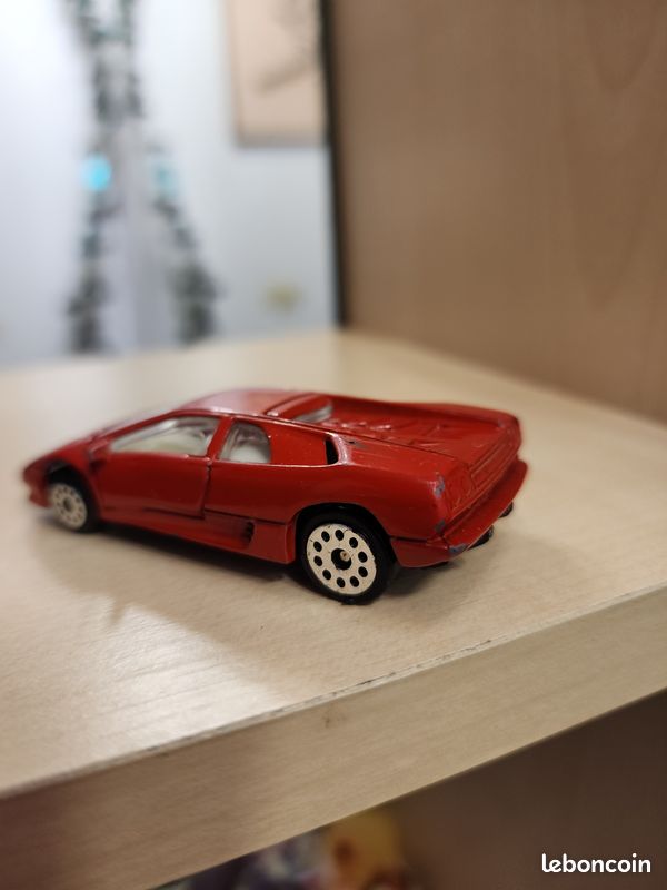 Lamborghini Countach miniature, fabrication Made in England, avec carrosserie en métal, peinture rouge et intérieur blanc (image 11)